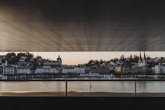 Die Aussicht unter dem grossen Dach auf die Stadt Luzern und den Vierwaldstättersee