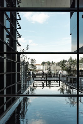 Wasserkanäle  mit Aussicht nach Draussen in die Stadt