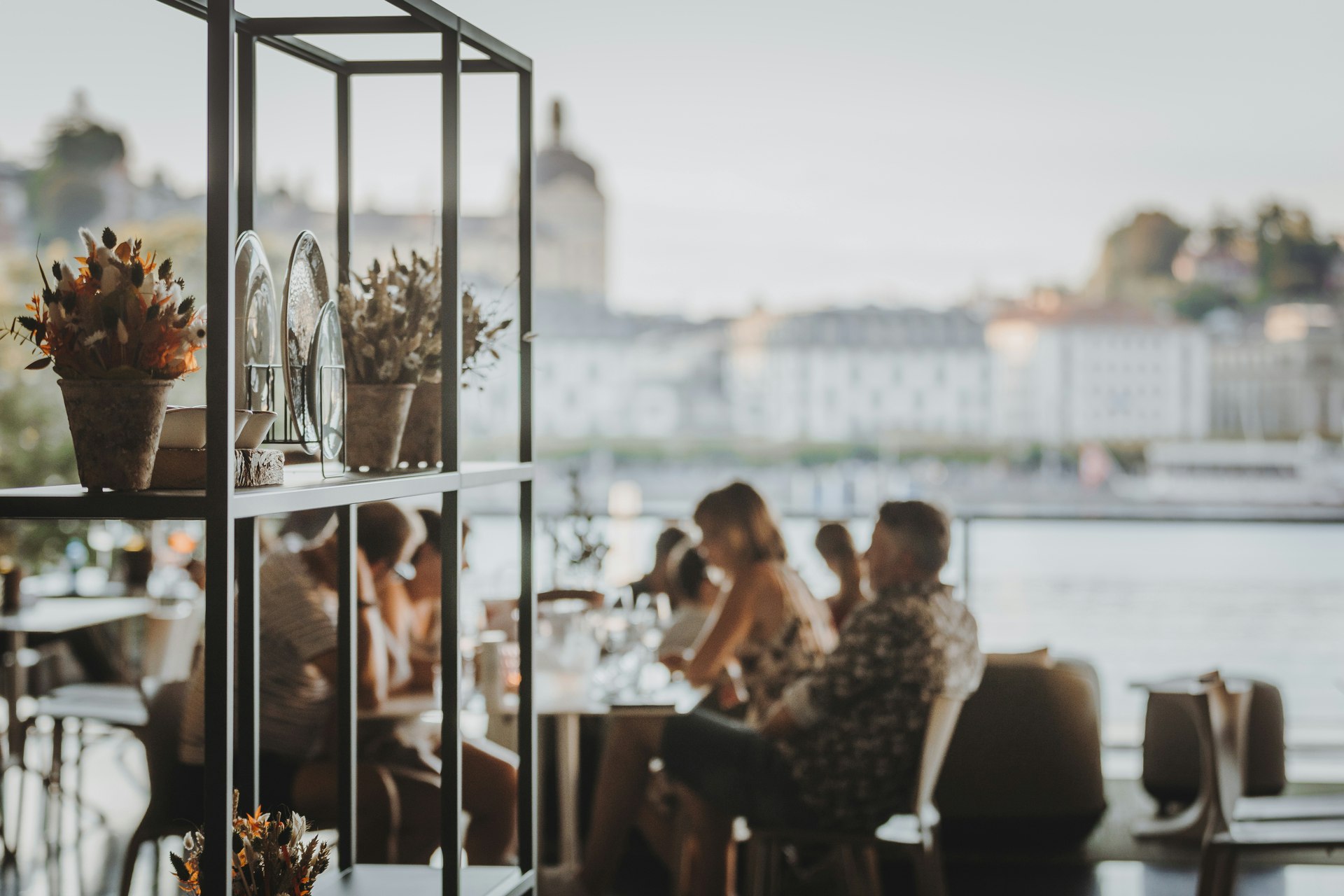Sommer Lounge auf der Luzerner Terrasse im KKL Luzern mit Blick Richtung See