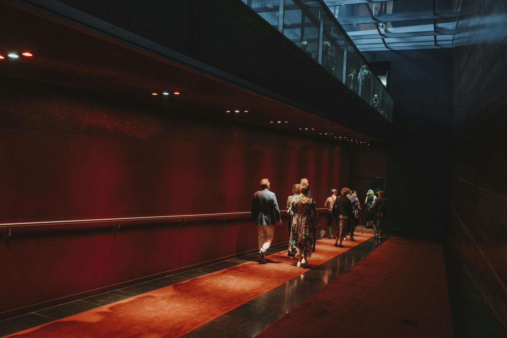 Gäste auf der Rampe zum ebenerdig Zugang des Parkettes im Konzertsaal des KKL Luzern