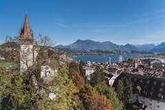 Blick von der Museggmauer auf Luzern, Rigi und Bergpanorama