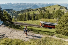 Wanderinnen auf der Rigi mit Blick auf die Rigi-Bahn und das Bergpanorama