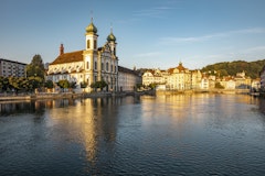 Jesuitenkirche Reuss beim Sonnenaufgang in Luzern