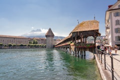 Kappelbrücke und Wassertrum in Luzern mit Blick auf den Pilatus