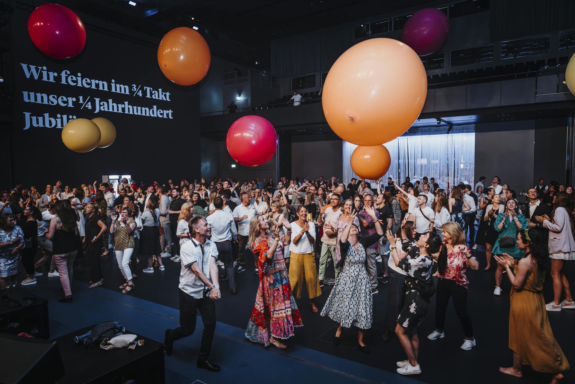 25 Jahr Jubiläum Mitarbeitendenfest Tanzende Personen im Luzerner Saal des KKL Luzern