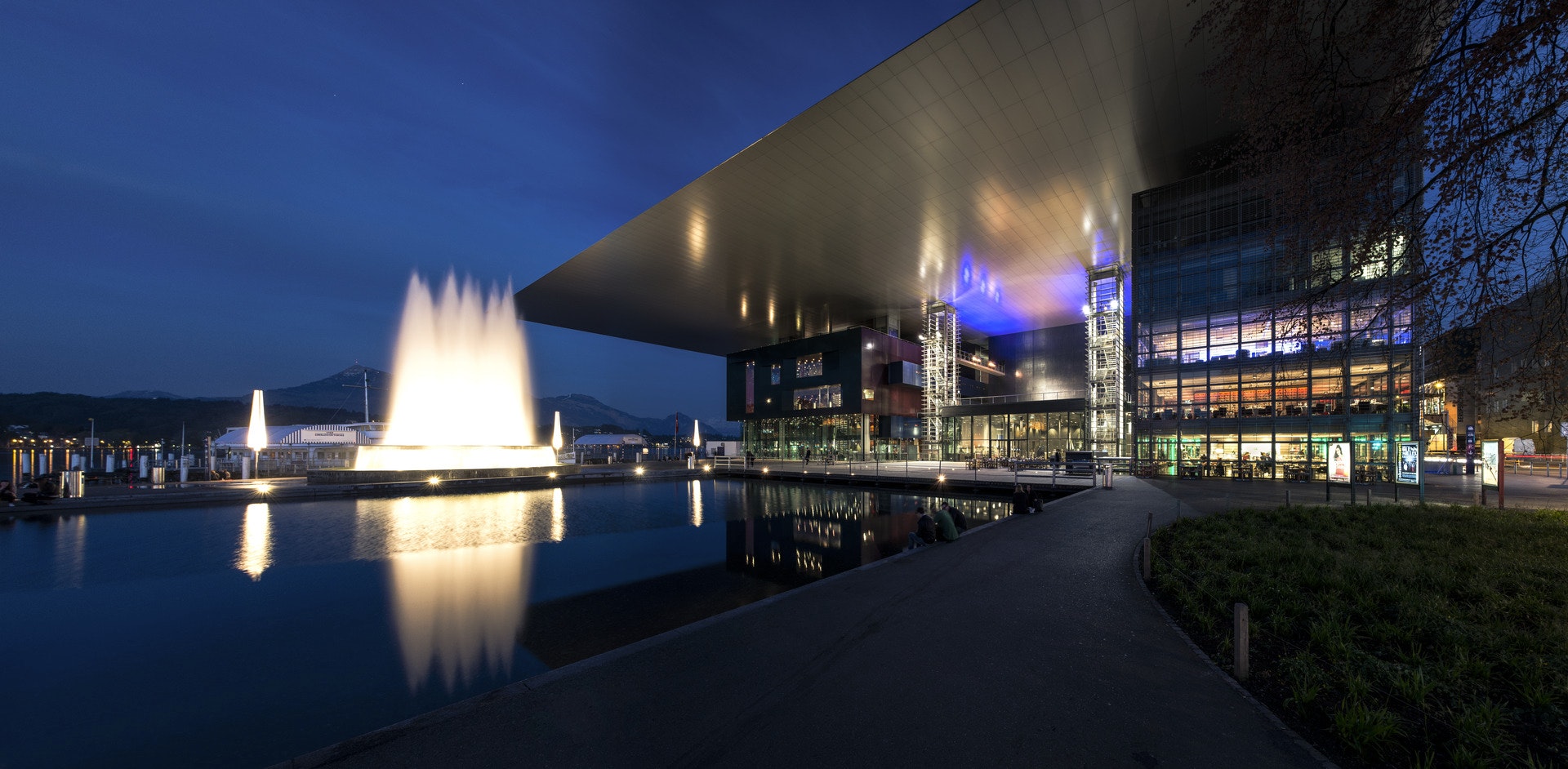 Aussenansicht KKL Luzern Europaplatz Wagenbachbrunnen