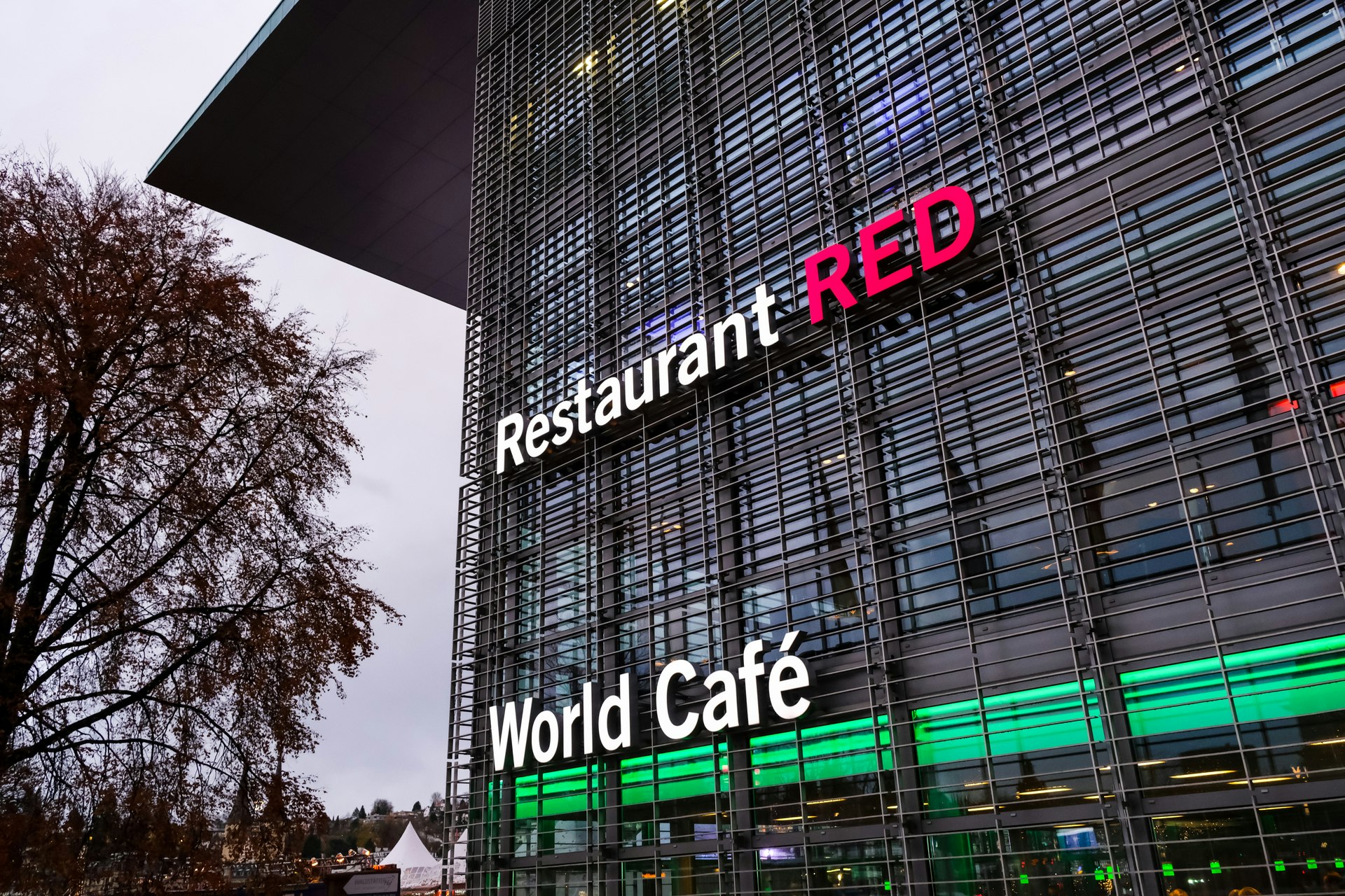 Aussenansicht Fassade KKL Luzern mit Restraurant RED World Café