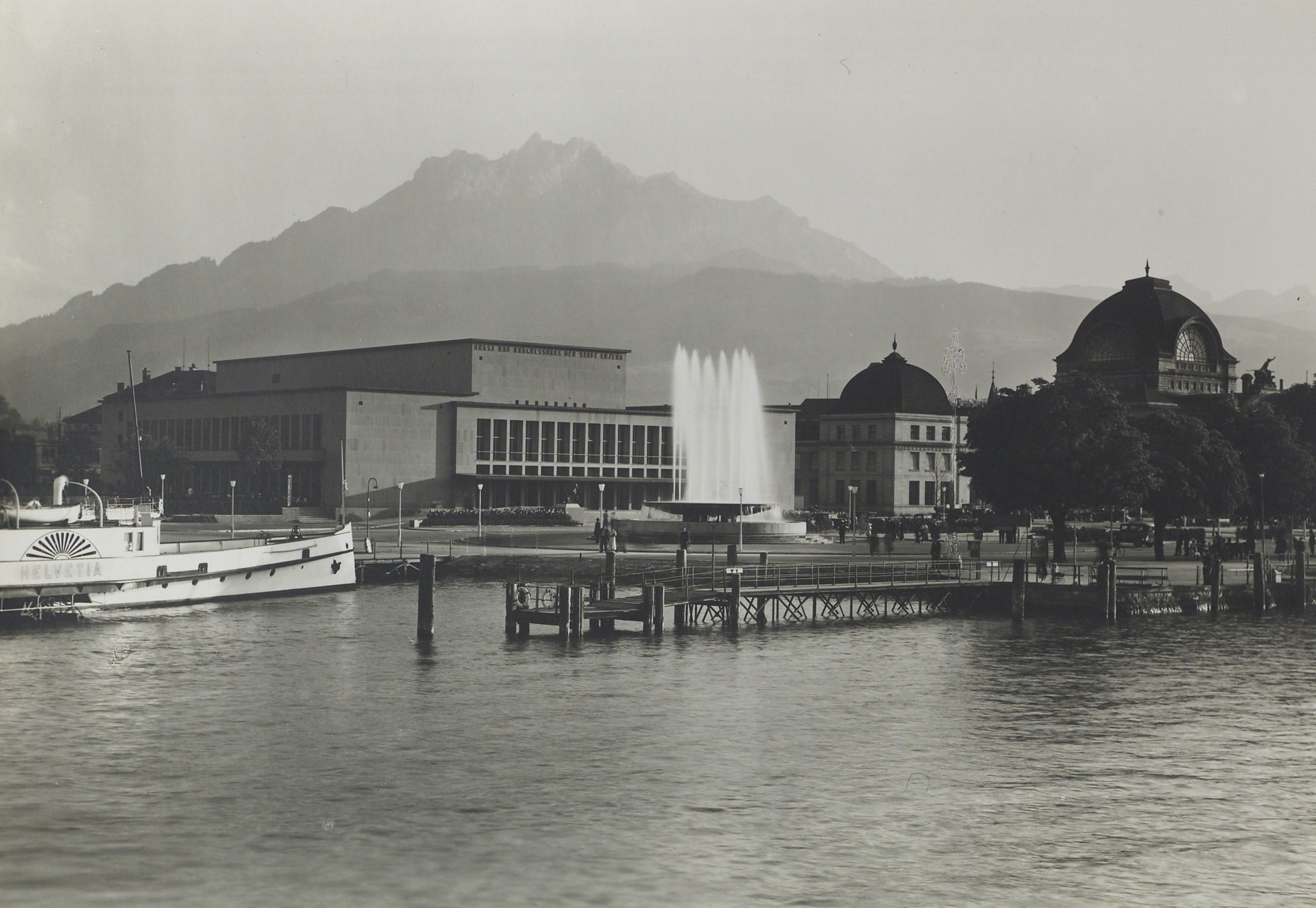 Kultur- und Kongresshaus Meili-Bau Wagenbachbrunnen mit Blick auf den Pilatus