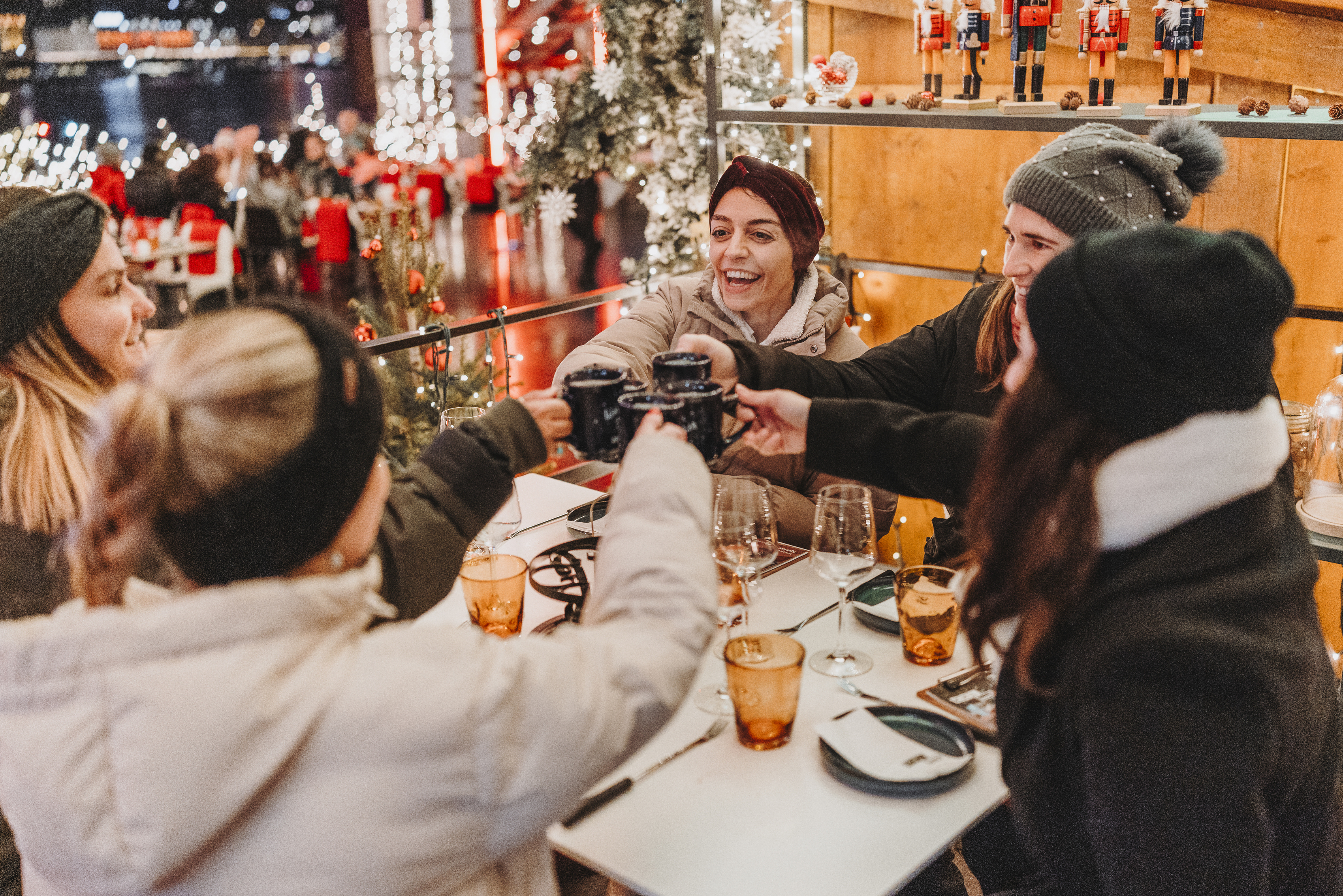 Eine Gruppe trinkt Glühwein auf dem Winterzauber im KKL Luzern
