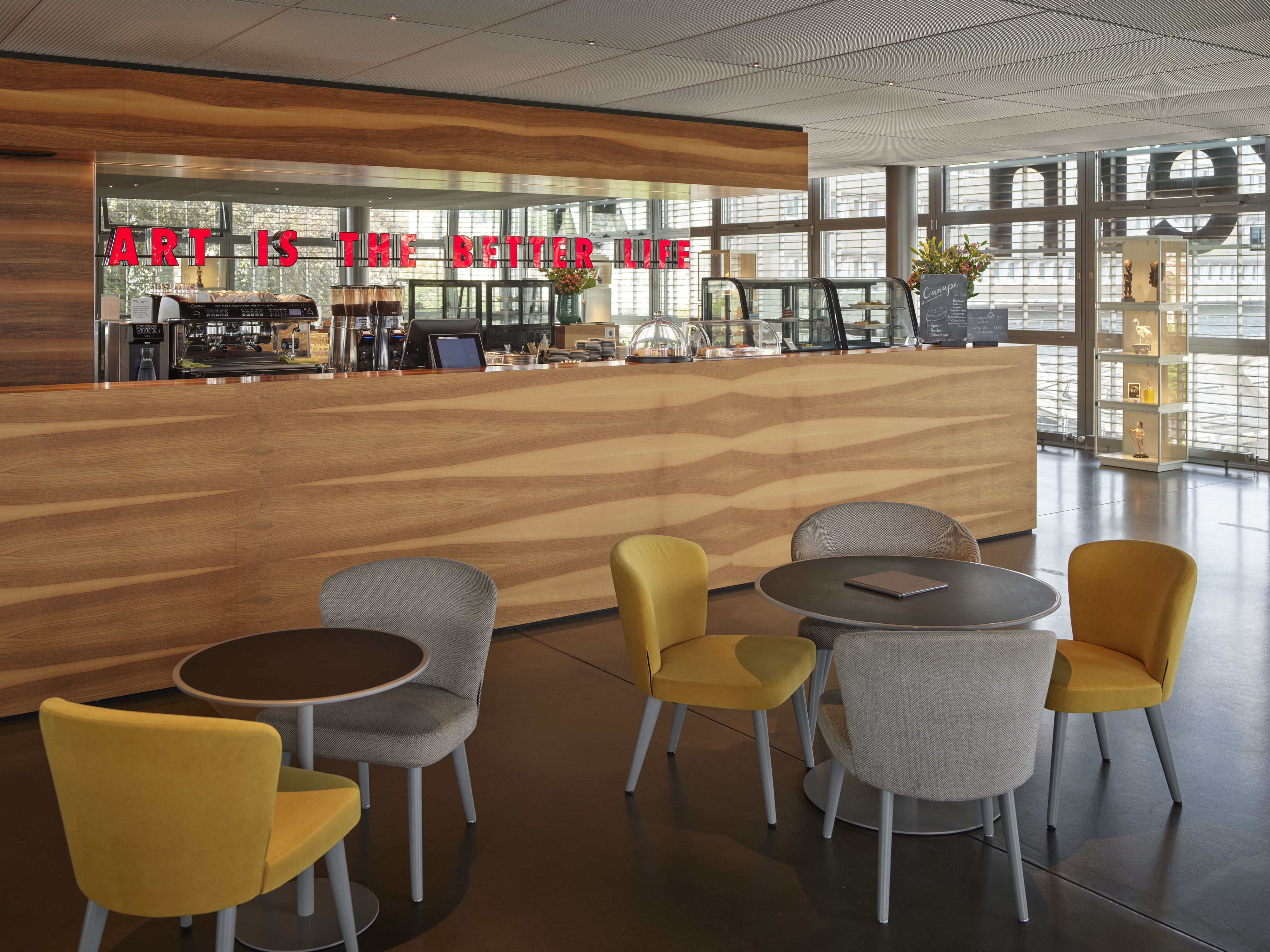 Eingang zum Café im Kunstmuseum Luzern