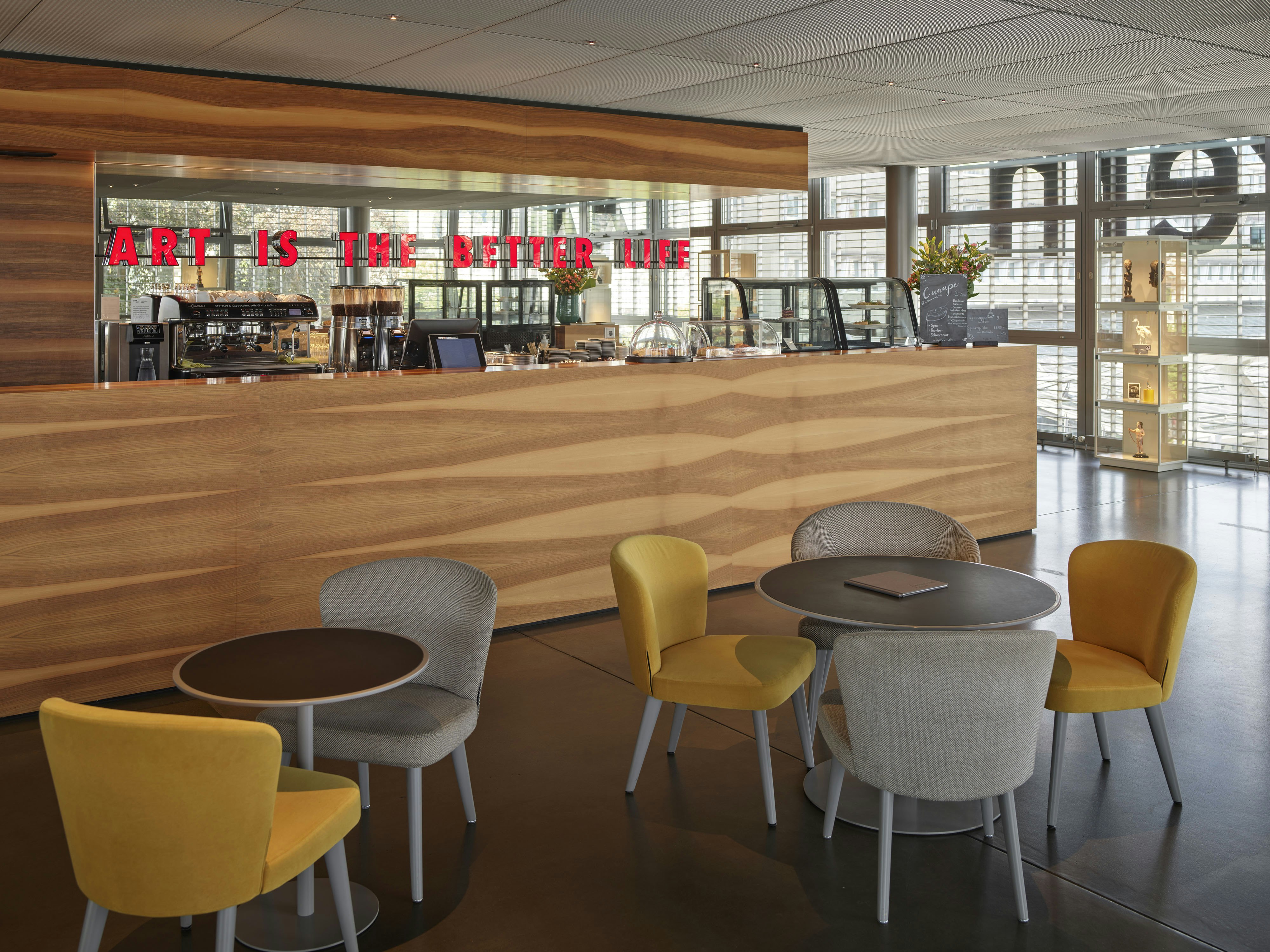 Café im Kunstmuseum Luzern mit Sicht auf den Vierwaldstättersee