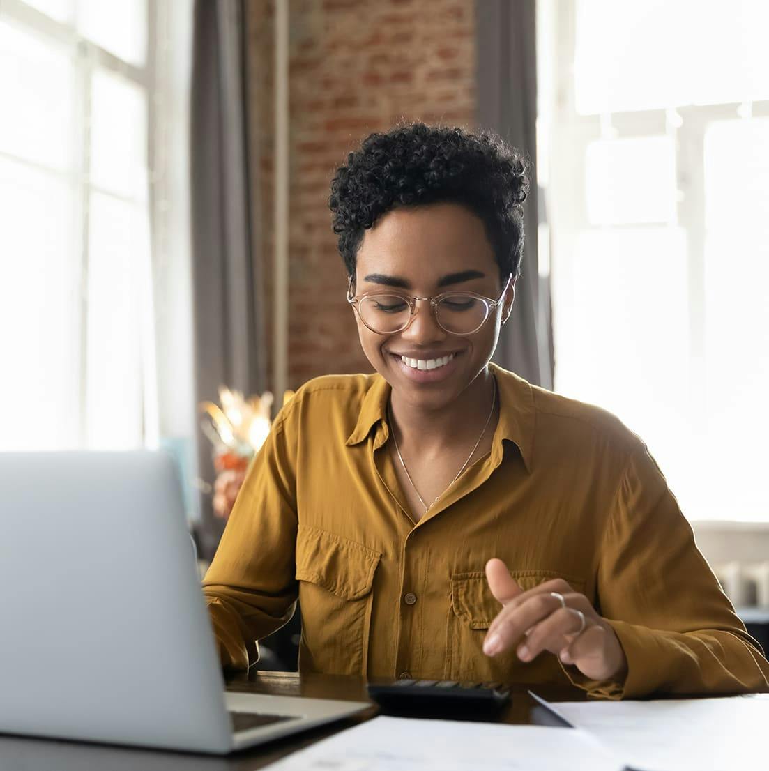 Woman in front of a laptop