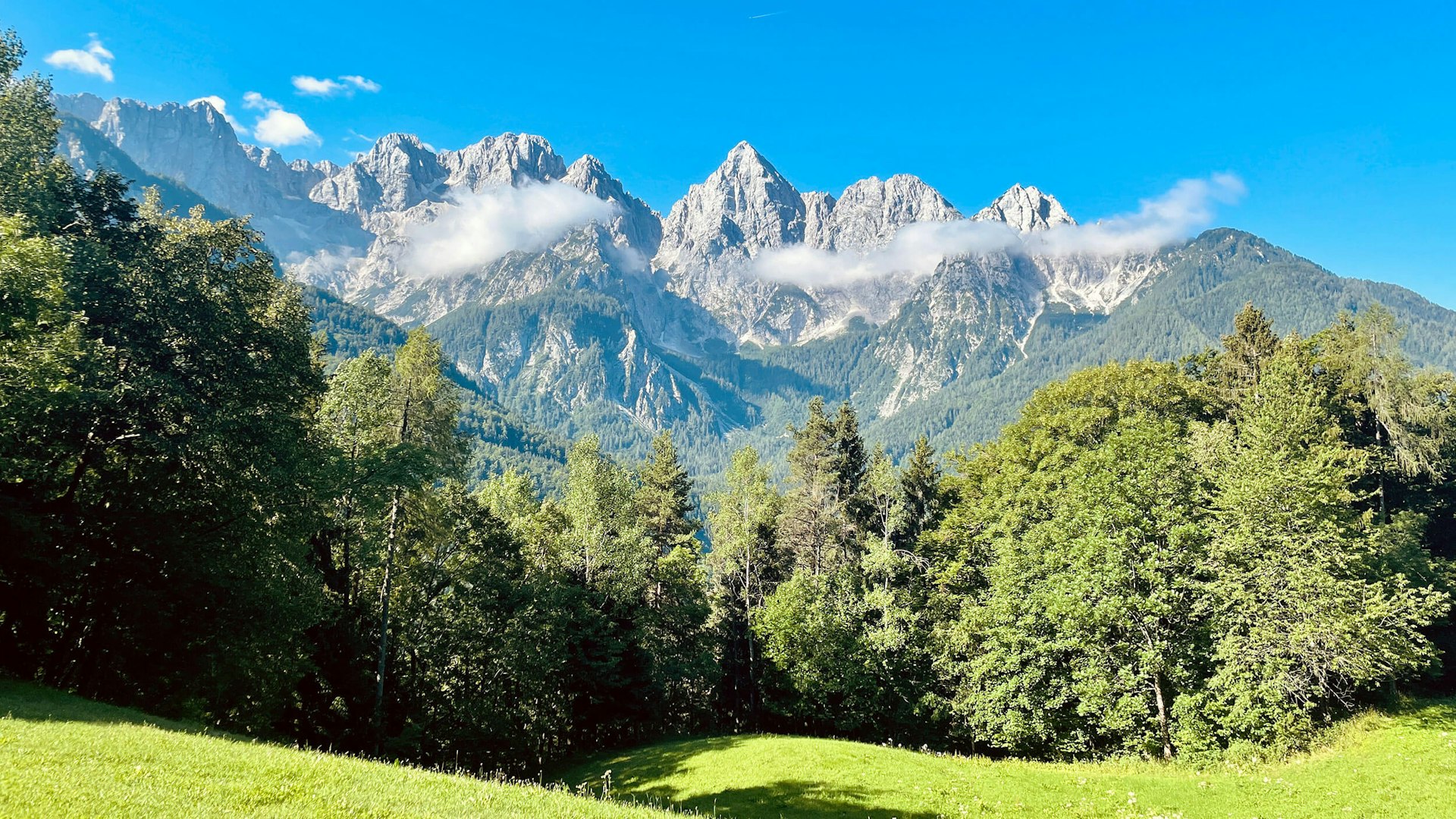 Brunarica Krmiše v Srednjem Vrhu - razgled na Špik in Martušljko skupino alp