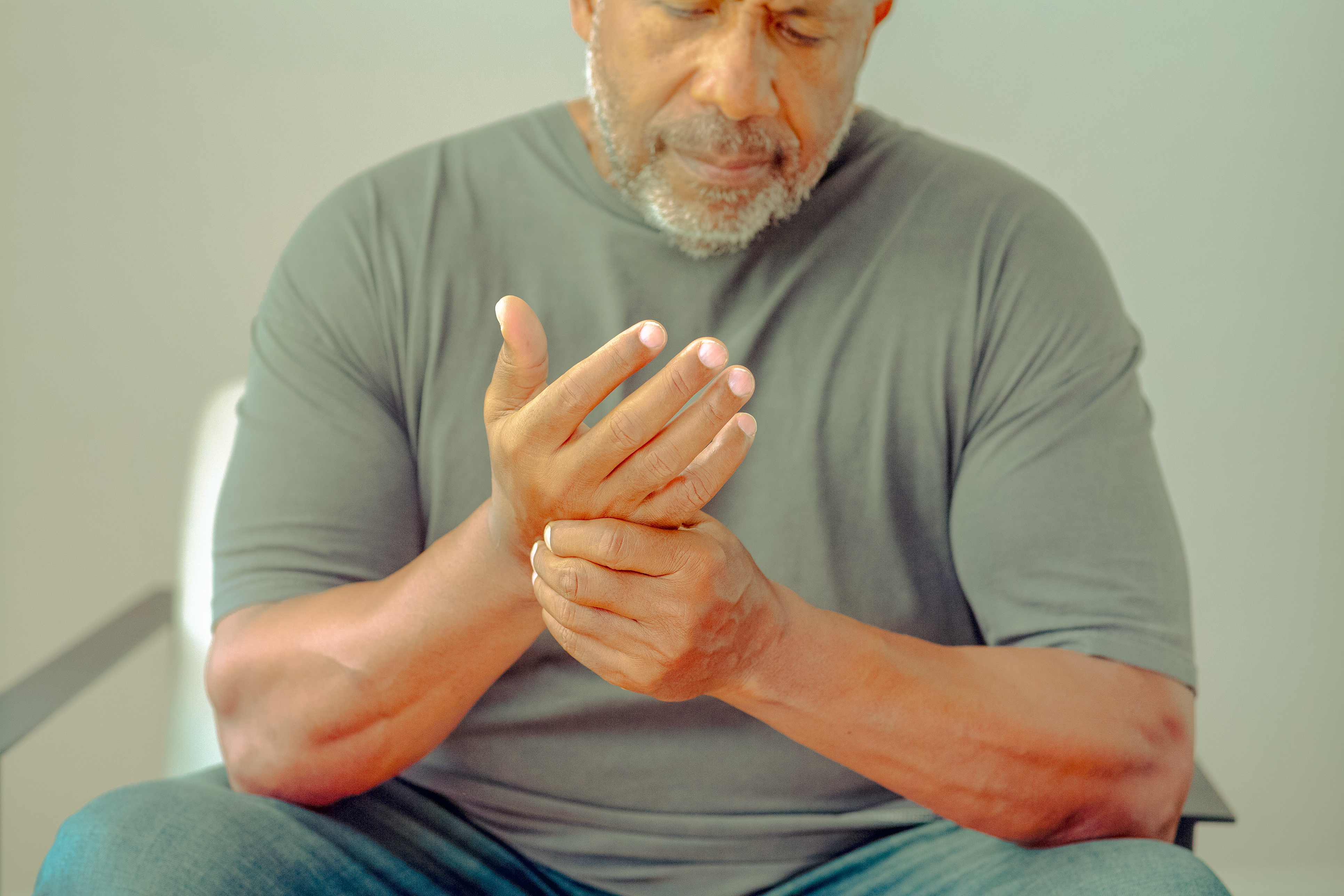 What are the symptoms of rheumatoid arthritis?