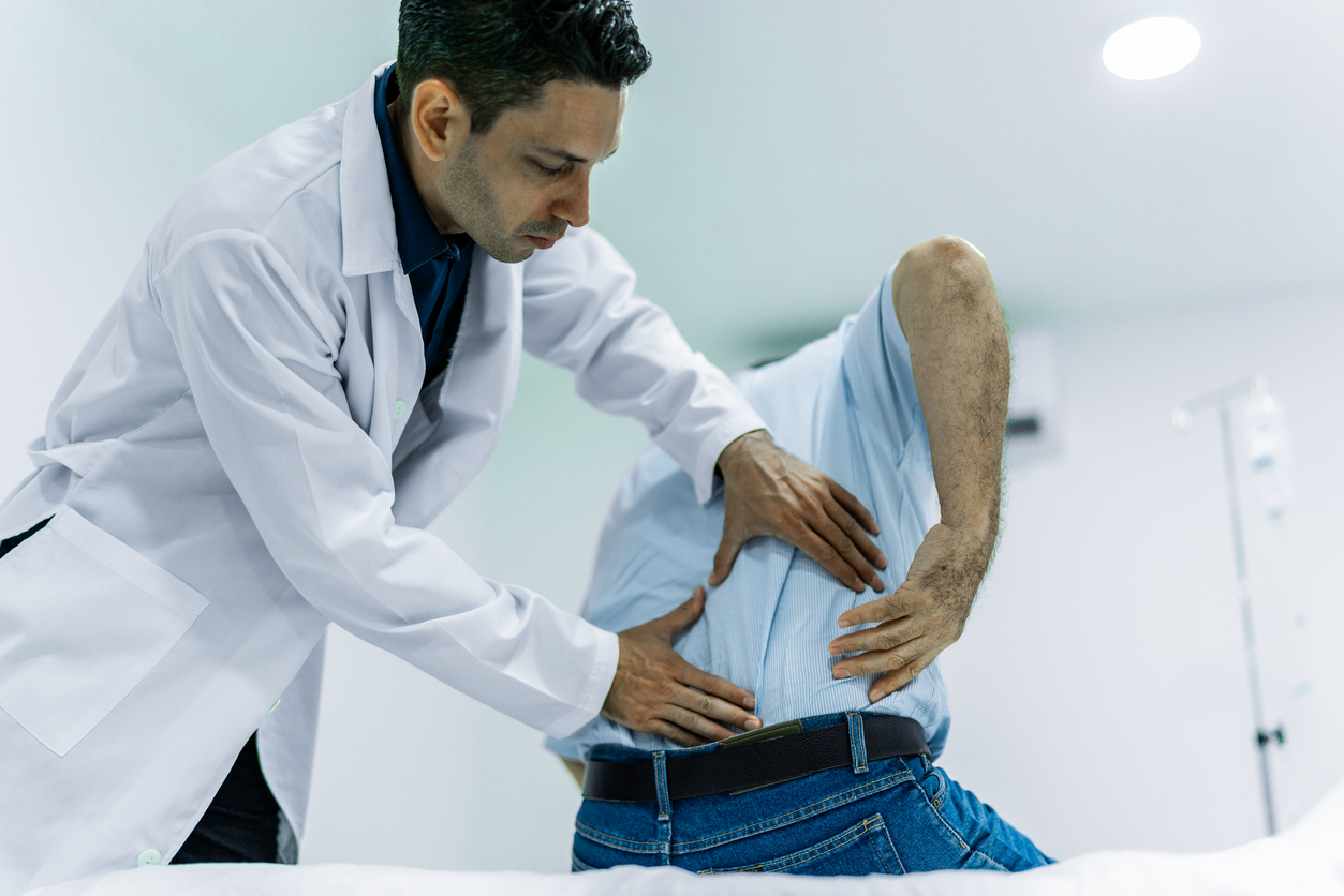 How does the pain related to scoliosis manifest