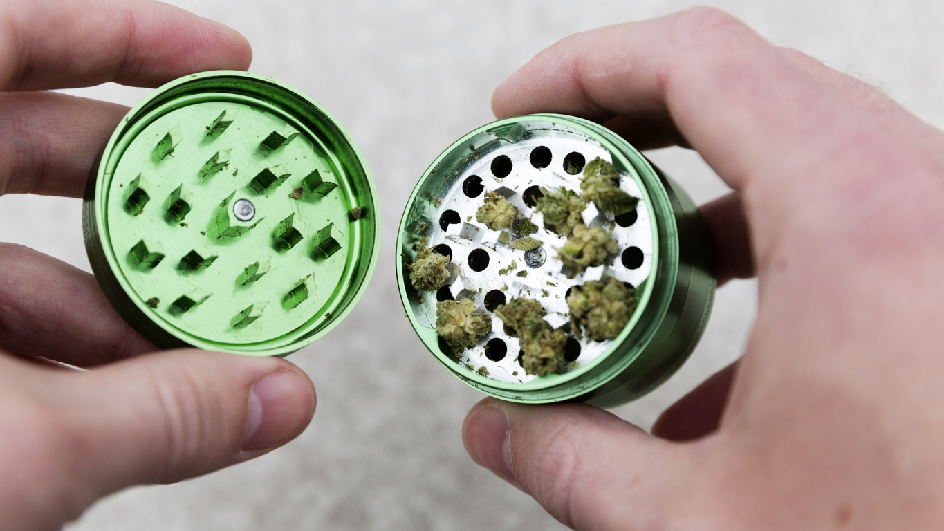 clean a medical cannabis grinder