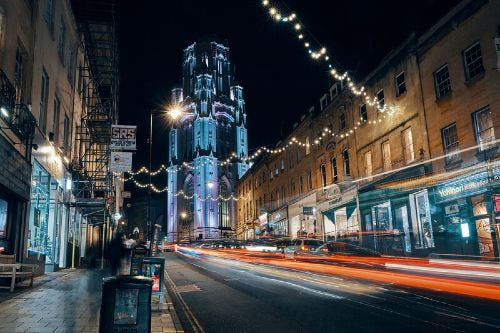 夜间的布里斯托尔的公园路,遗嘱纪念建筑背景亮了起来。