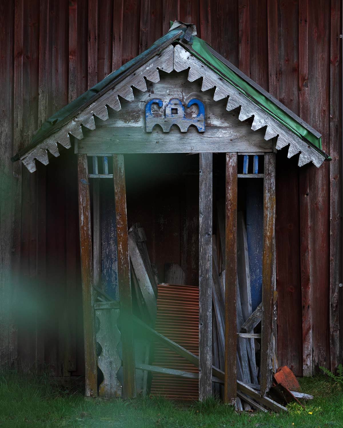 Arne i Bottens vackra veranda med unika detaljer från Skephult.