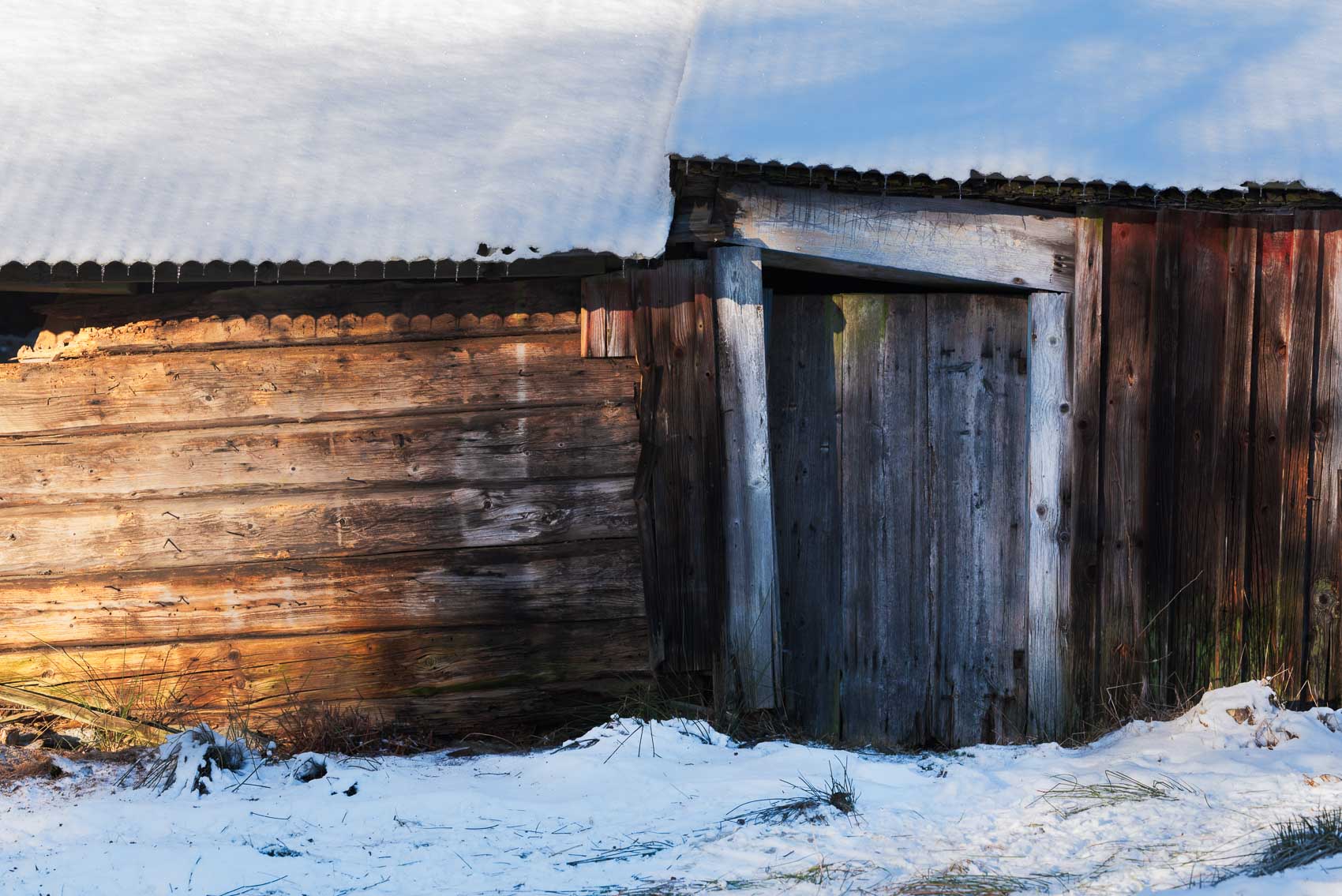 Värmen på vintern var inte självklar förr inne i stugan men i solen kan man ändå känna lite värme.
