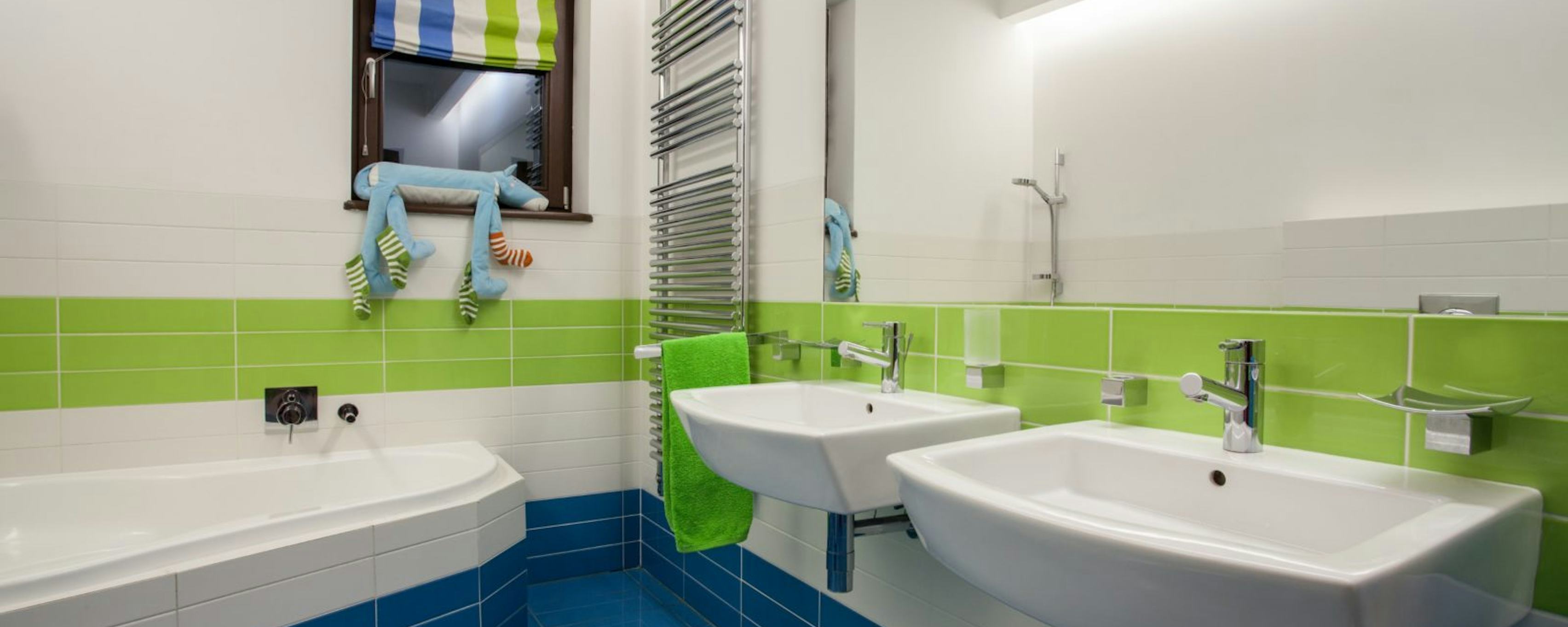 Une Salle De Bain Avec Un Grand Tableau Au Mur Au-dessus De La Baignoire.