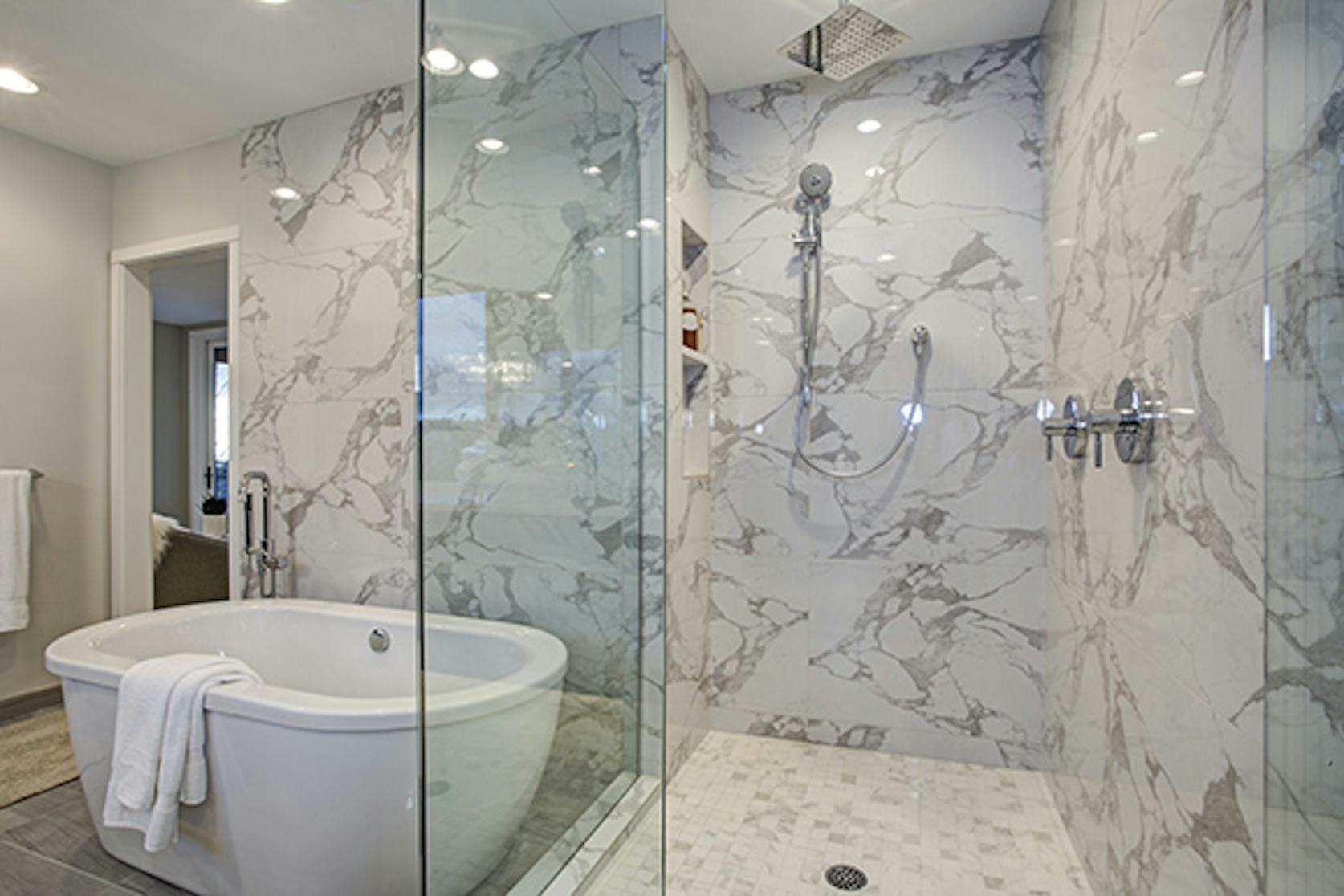 salle de bain avec carrelage mural marbre