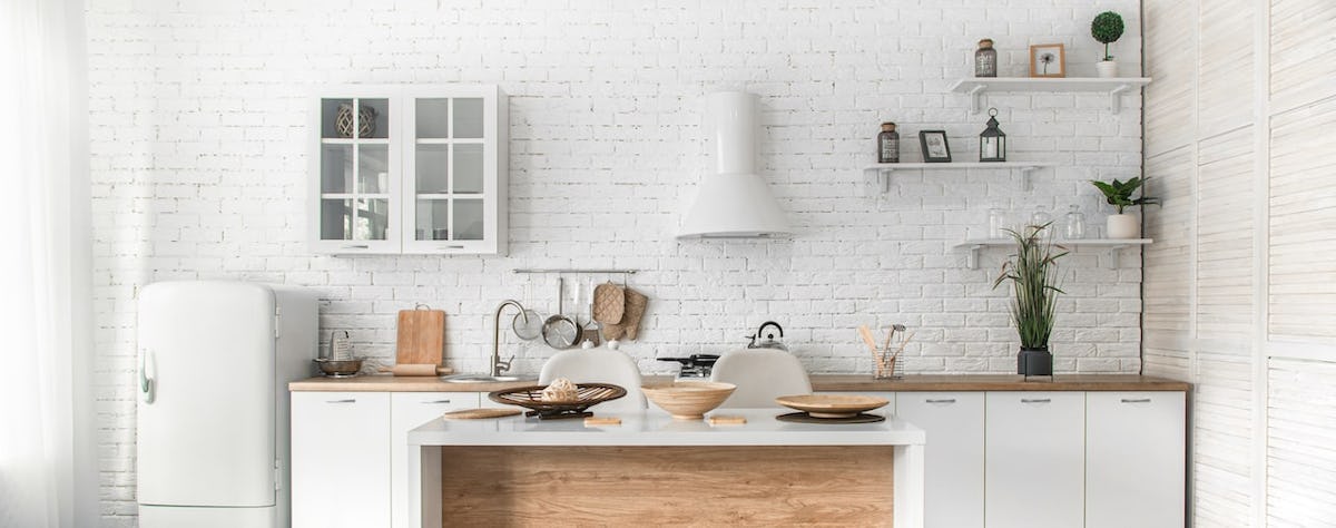Jolie cuisine blanche et bois relevée par une crédence graphique pour une  ambiance à la fois moderne…