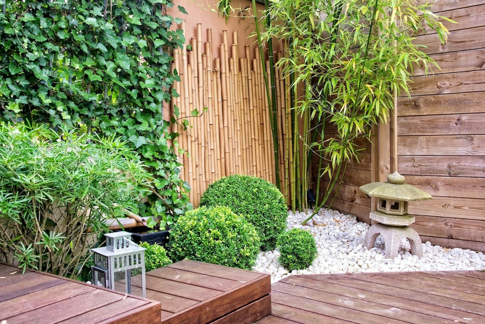 Jardin zen avec bambou