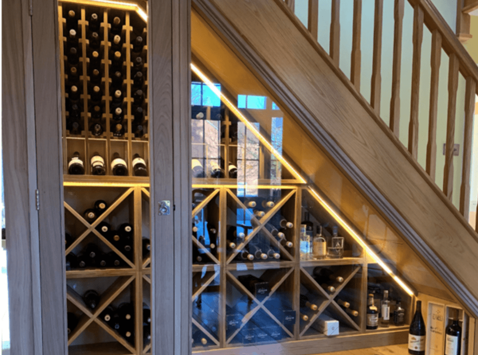 Cave à vin style chaleureux sous l'escalier 
