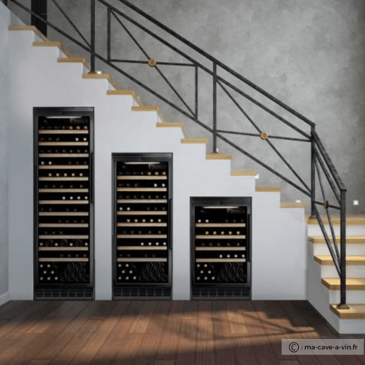 Cave à vin moderne sous l'escalier