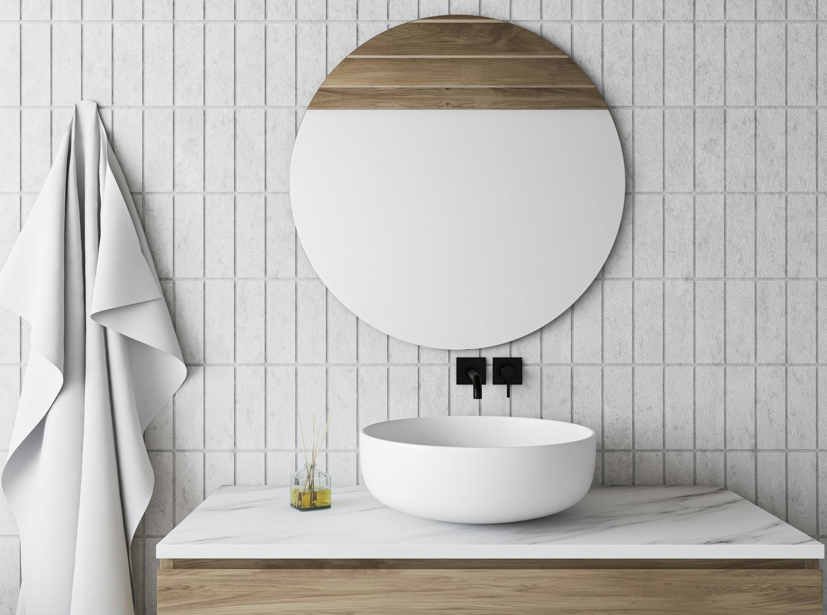 Miroir rond dans une salle de bains