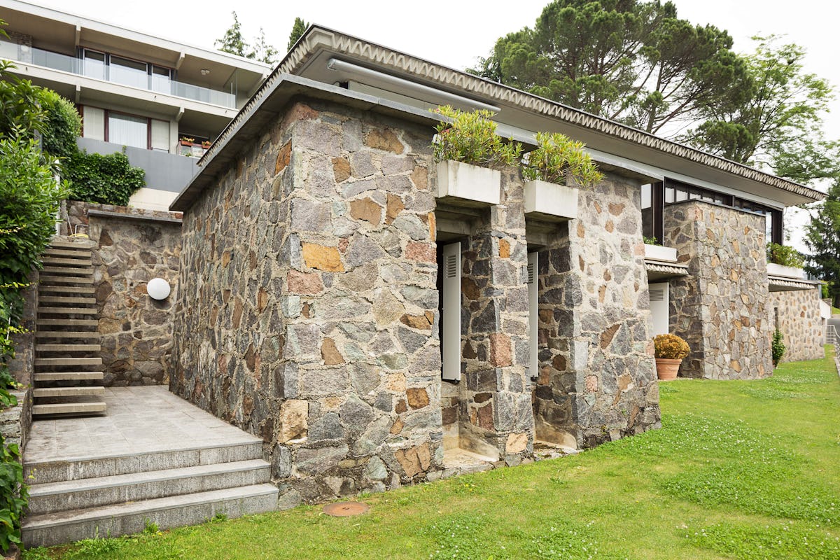 Cette maison en bois révèle la pierre à l'intérieur