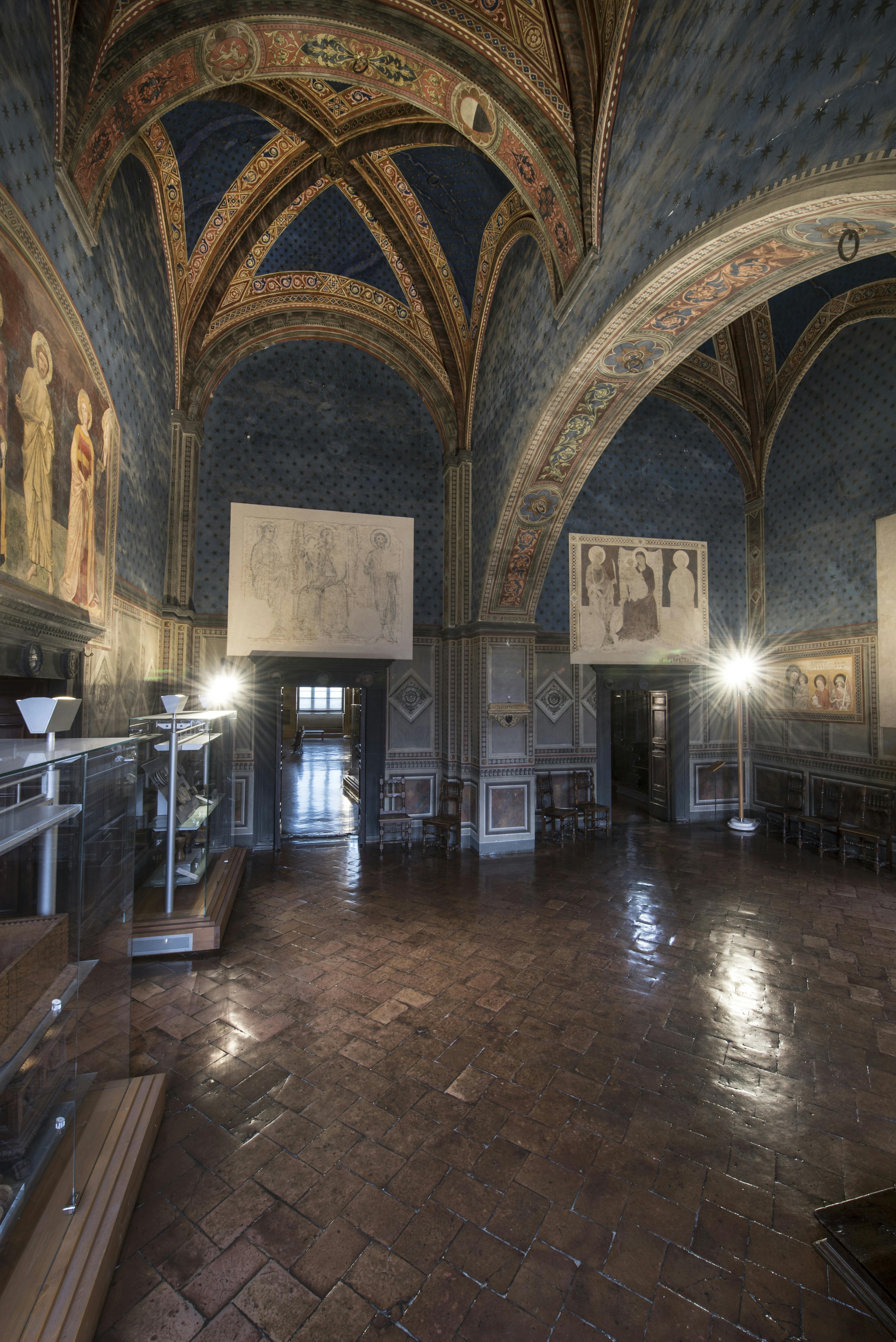 Fotografia dell'Anticamera del Concistoro del Museo Civico di Siena, con particolari sull'affresco frammentario raffigurante un Podestà e tre santi