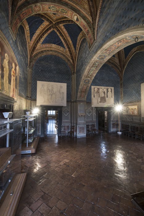 Fotografia dell'Anticamera del Concistoro del Museo Civico di Siena, con particolari sull'affresco frammentario raffigurante un Podestà e tre santi