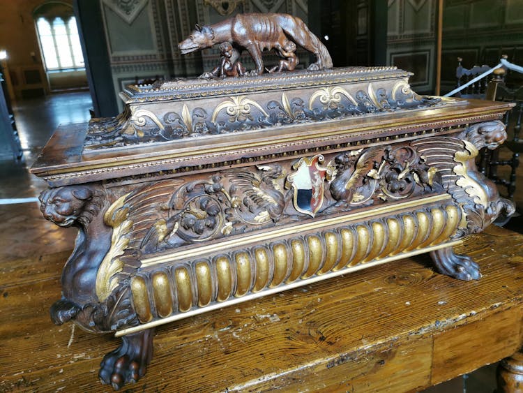 Foto del cofano intagliato e dorato di Antonio Barili nell'anticamera del Concistoro