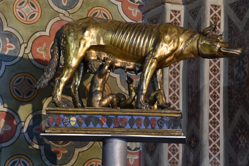 Lupa con i gemelli in bronzo di Giovanni di Turino.