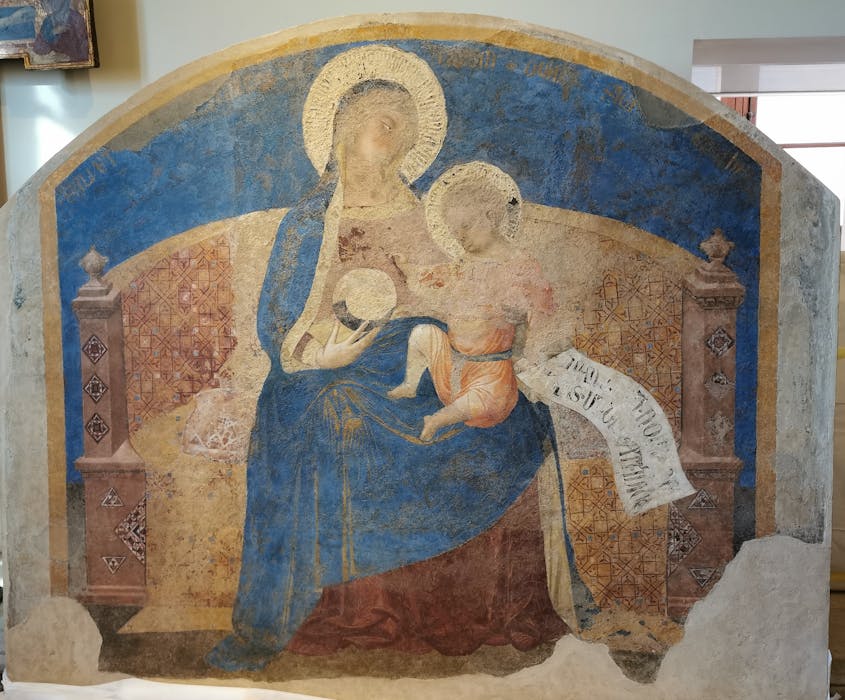 Affresco "Madonna col Bambino" nel Vestibolo di Ambrogio Lorenzetti.