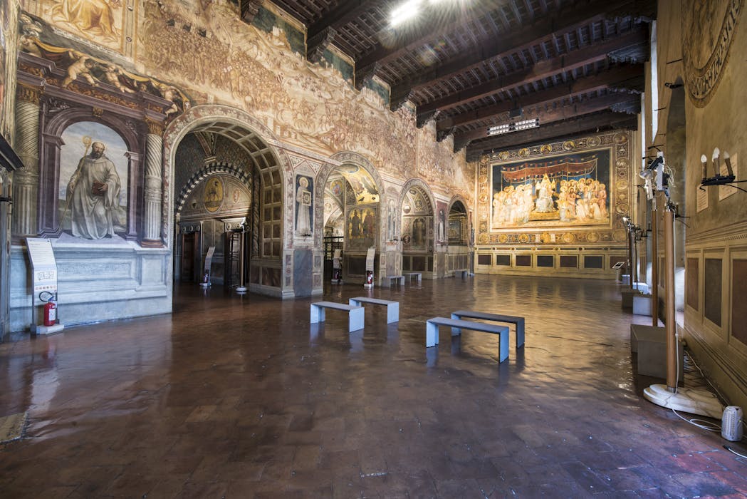 Foto della Sala del Mappamondo, con vista sulla Maestà compiuta da Simone Martini.