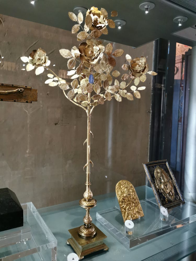 Rosa d'oro nell'anticappella del Museo Civico di Siena.
