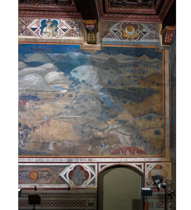 Particolare dell'affresco "Effetti del Buon Governo in città" nella sala della Pace al Museo Civico di Siena