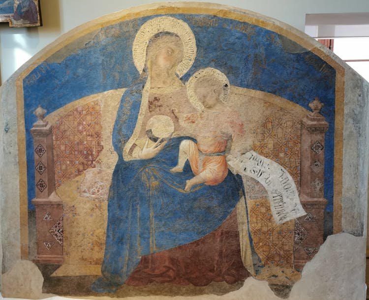 Affresco "Madonna col Bambino" nel Vestibolo di Ambrogio Lorenzetti.