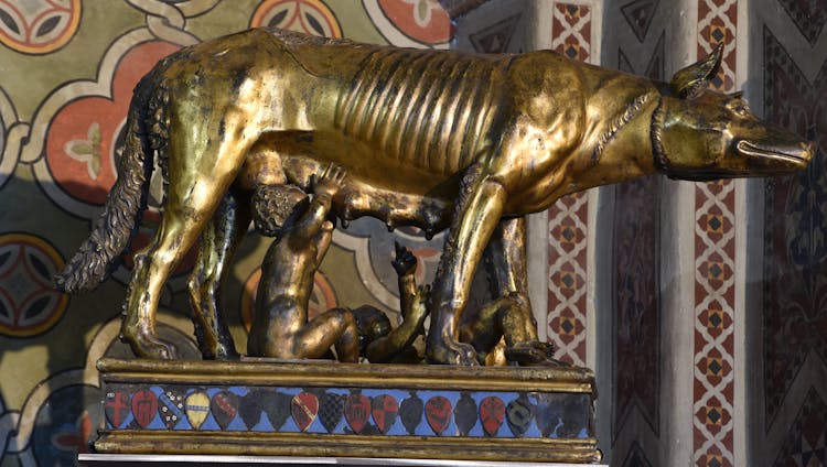Lupa con i gemelli in bronzo di Giovanni di Turino.