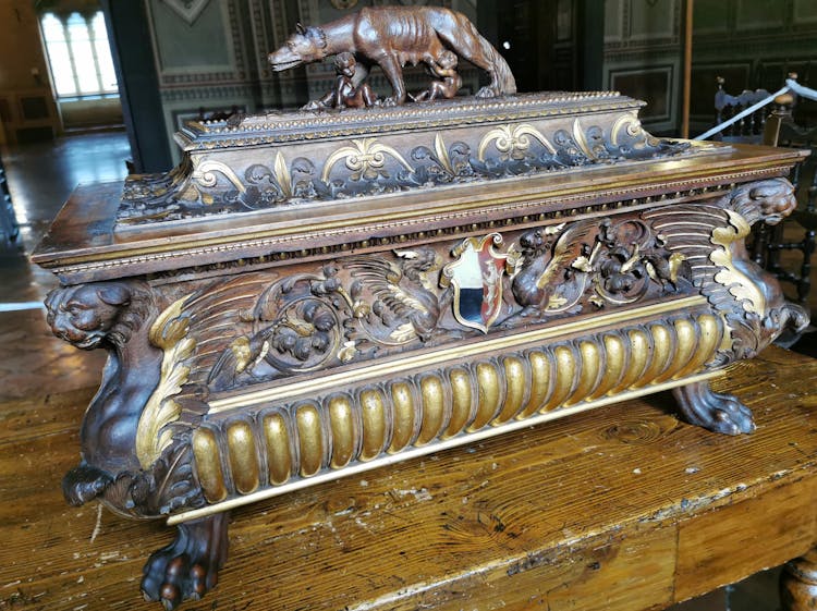 Cofano intagliato e dorato