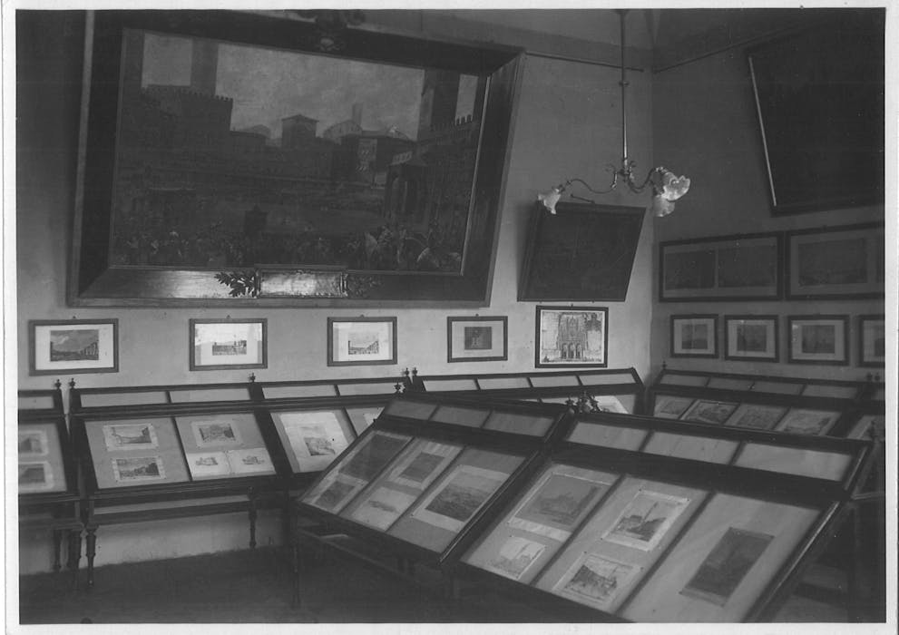 foto di una stanza del museo civico con quadri di varie dimensioni in bianco e nero