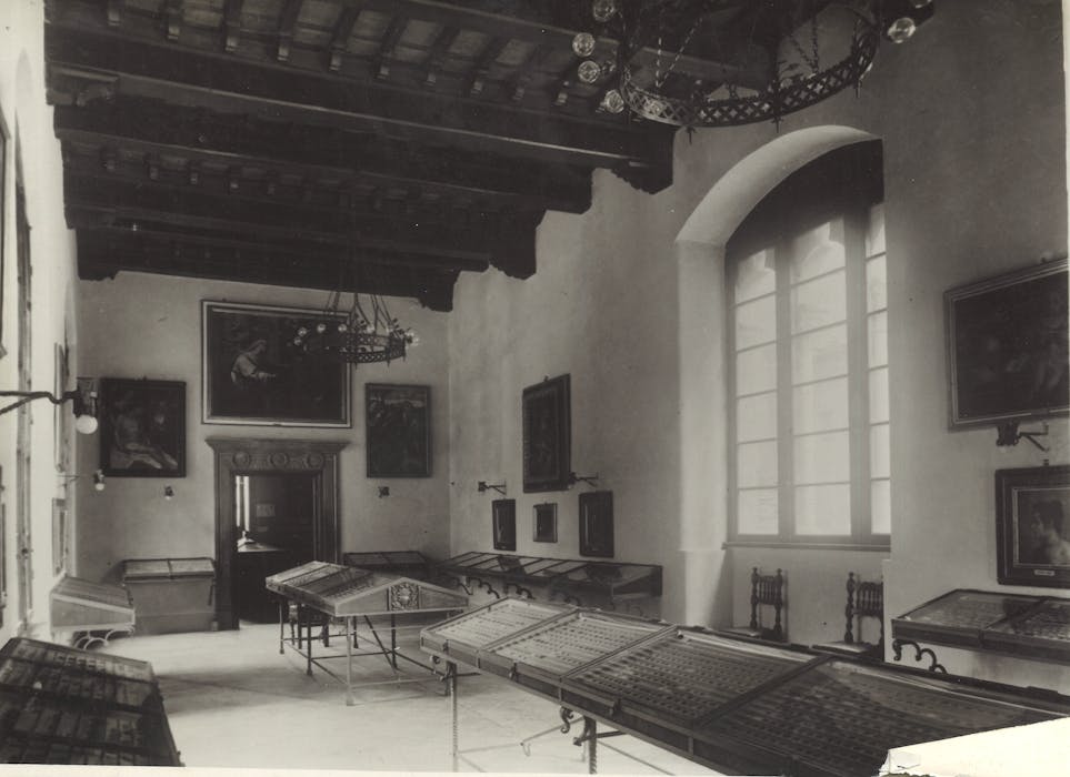 foto in bianco e nero delle sale del museo civico