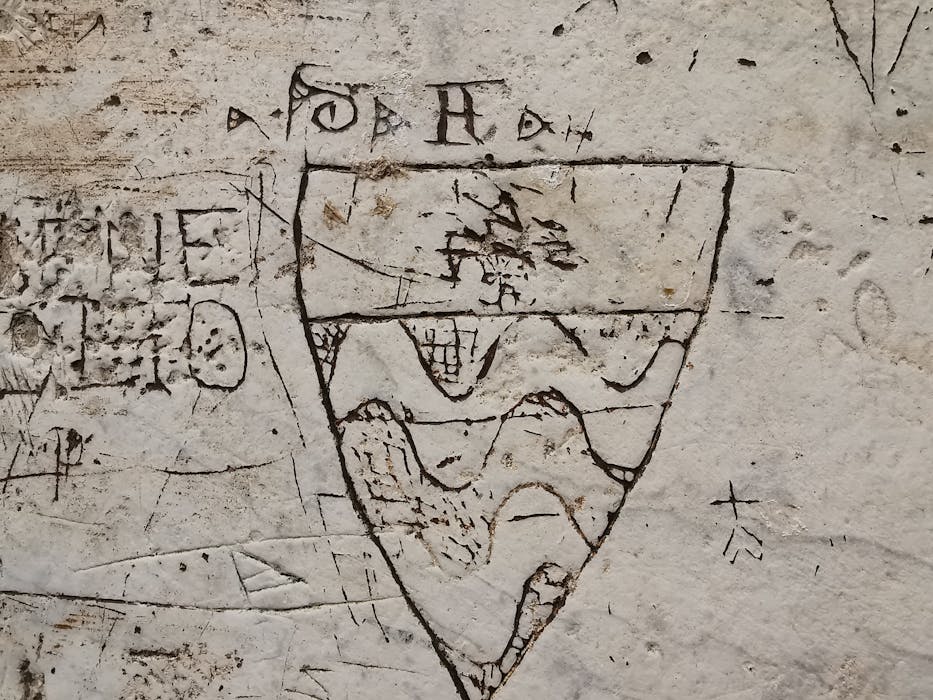 disegno simbolico inciso sul muro della loggia dei nove di siena