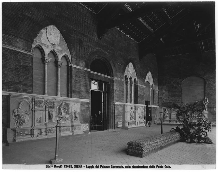 foto della loggia dei nove di siena in bianco e nero dove si vedono le vetrate