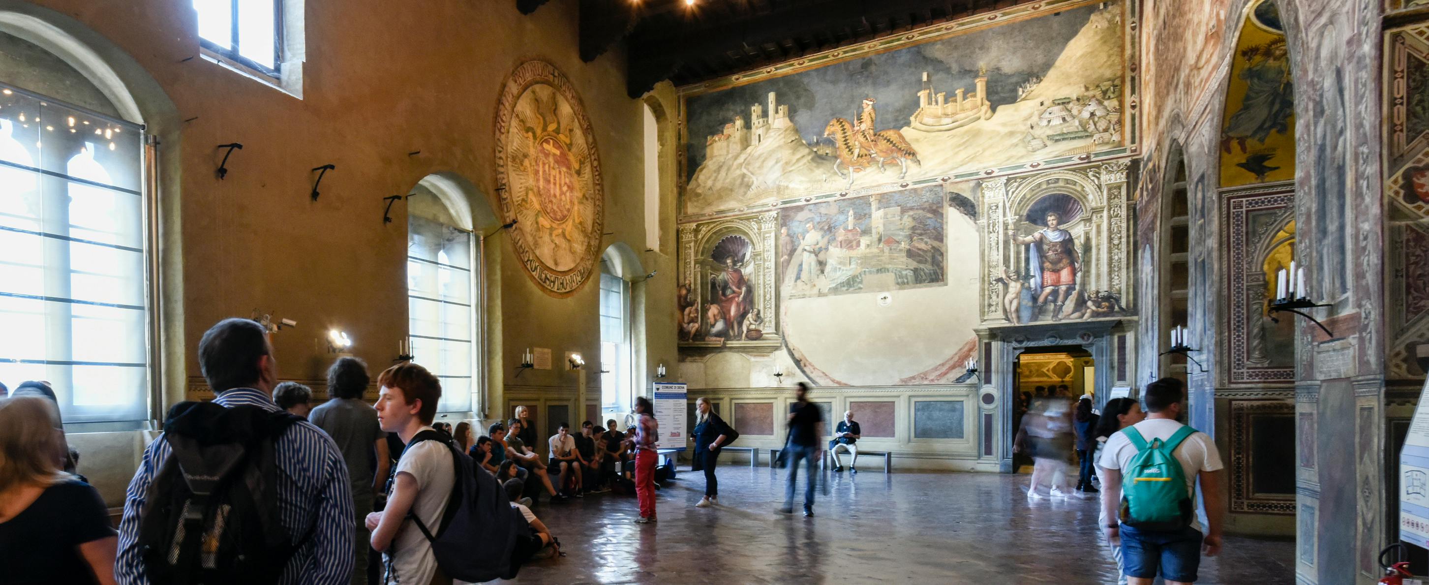 visitatori nella sala del Mappamondo