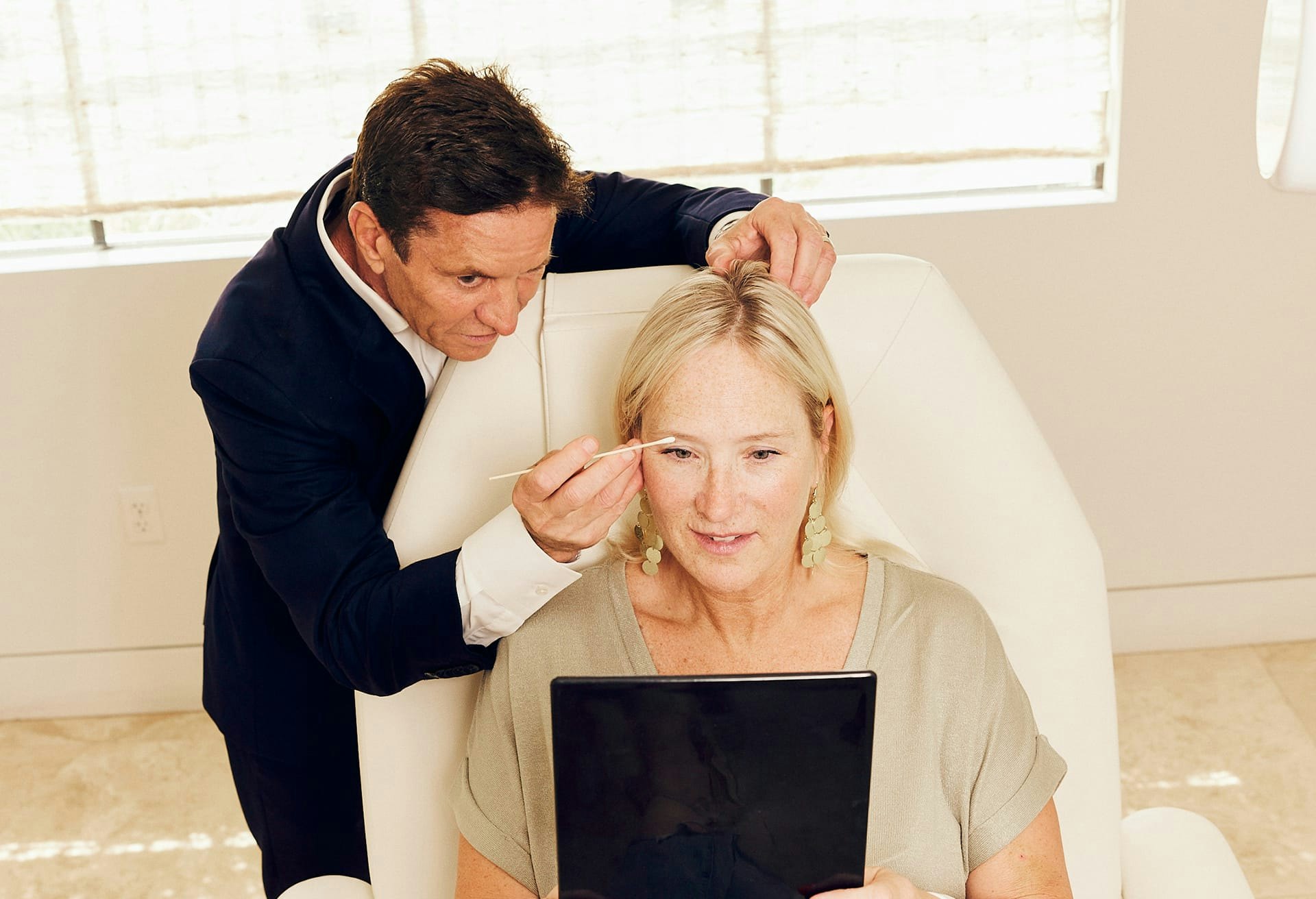 Dr. Shapiro Showing Patient their Results