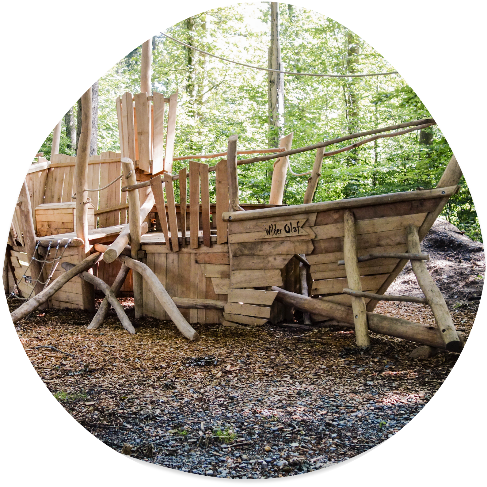 Piratenschiff aus Robinie auf Spielplatz im Wald