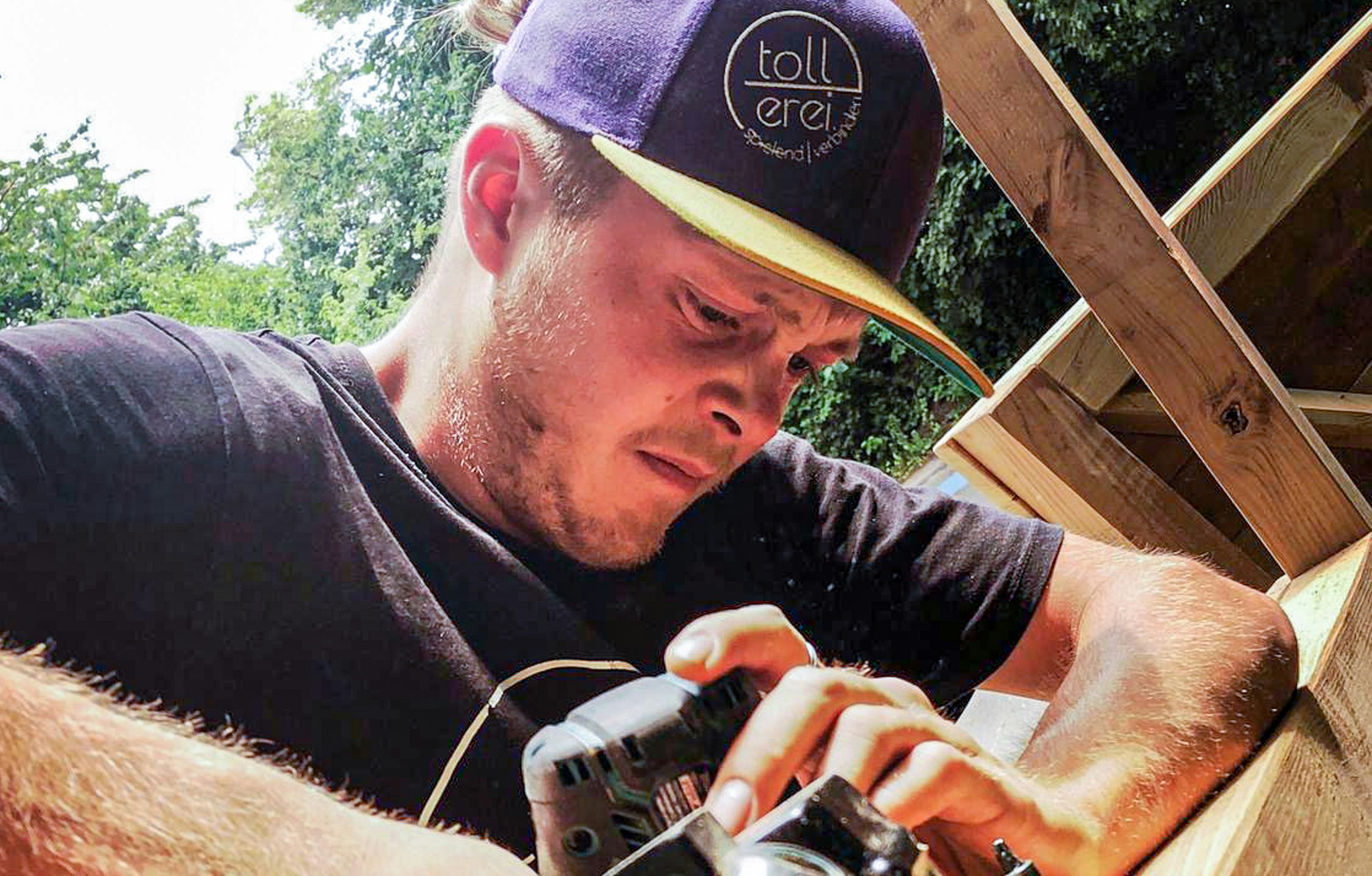 tollerei Mitarbeiter schraubt an Spielplatz